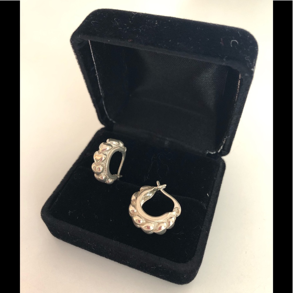 ❤️❤️ Sweet Hearts!  Tiny silver hoops